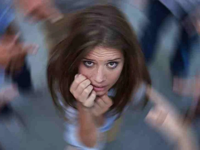 اضطراب اجتماعی چیست؟ تفاونت آن با کمرویی و خجالت کشیدن