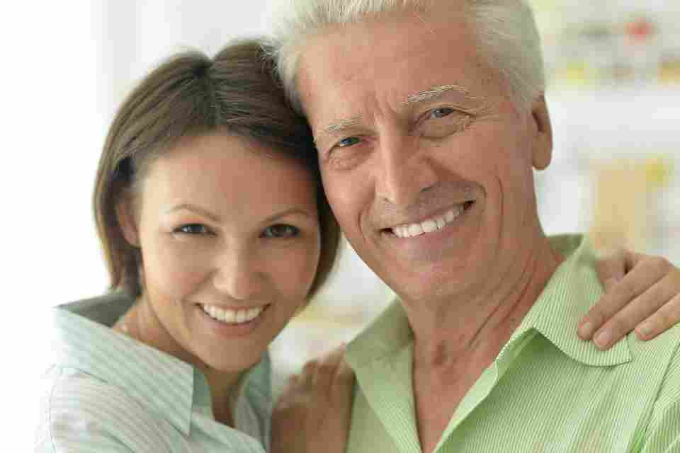 ازدواج با مرد سن بالا | مشكلات ازدواج در سن بالا خطرناک است