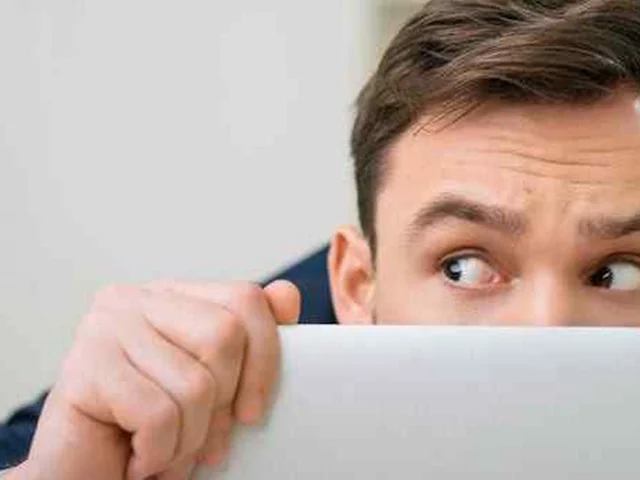 آنچه افراد کمرو را از پا در می آورد+درمان