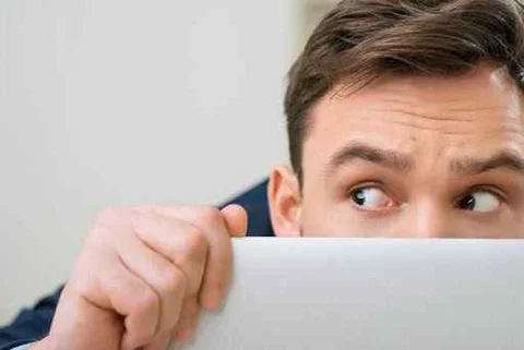 آنچه افراد کمرو را از پا در می آورد+درمان