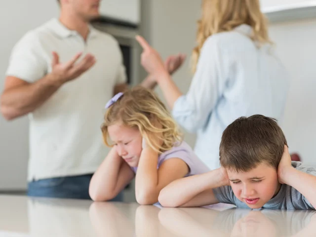 تاثیر جر و بحث و دعوای والدین مقابل کودکان