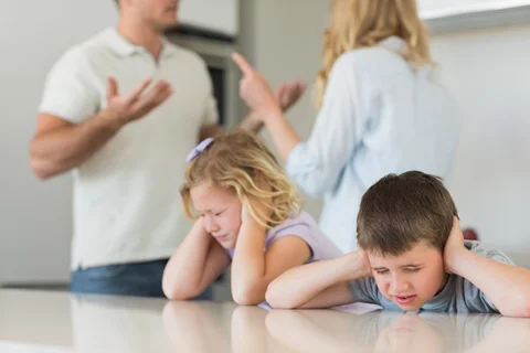 تاثیر جر و بحث و دعوای والدین مقابل کودکان